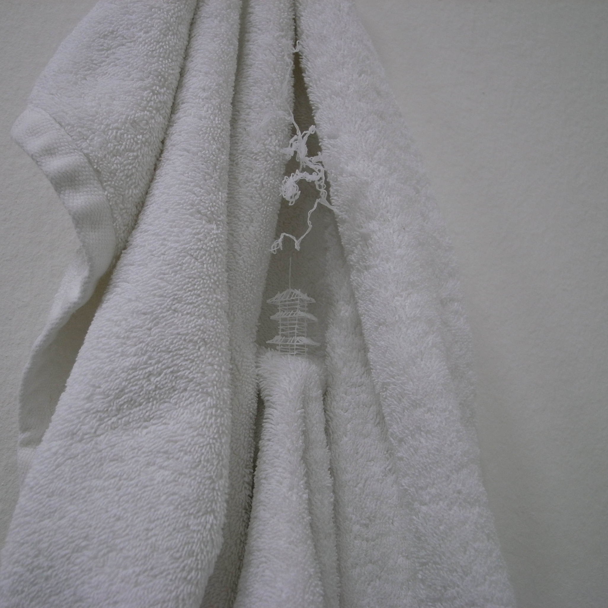 « REGARD, OBJET, SYMBOLE » : installations de Takahiro Iwasaki